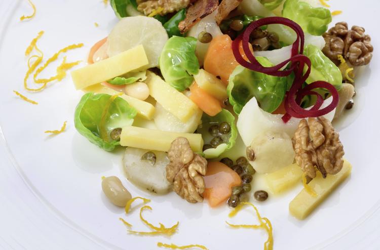 Frischer Salat mit Walnüssen, Gemüse und Käse kreativ angerichtet im Romantik Hotel | Restaurant Hirsch auf der Schwäbischen Alb