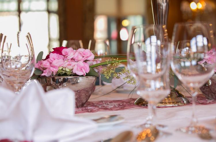 Festlich gedeckter Tisch mit eleganten Gläsern und Blumendekoration im Romantik Hotel | Restaurant Hirsch auf der Schwäbischen Alb