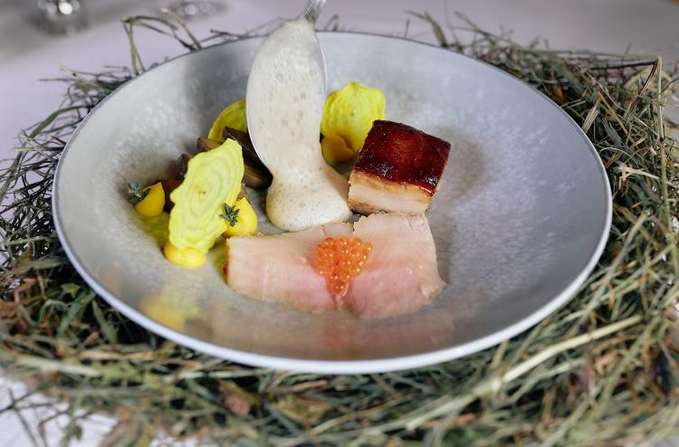 Kreativ angerichtetes Gourmetgericht mit Fisch und Beilagen auf Heu im Romantik Hotel | Restaurant Hirsch auf der Schwäbischen Alb