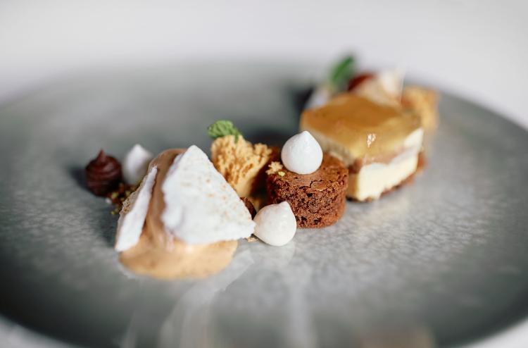 Kunstvoll angerichtetes Dessert mit verschiedenen Texturen und Aromen im Romantik Hotel | Restaurant Hirsch auf der Schwäbischen Alb