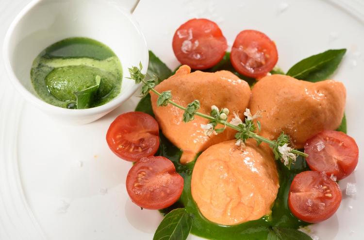 Fein angerichtetes Gericht mit Tomaten und Kräutern auf einem weißen Teller im Romantik Hotel | Restaurant Hirsch auf der Schwäbischen Alb