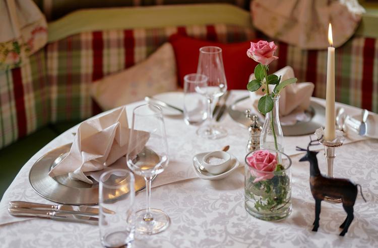 Gedeckter Tisch im Restaurant Hirsch auf der Schwäbischen Alb