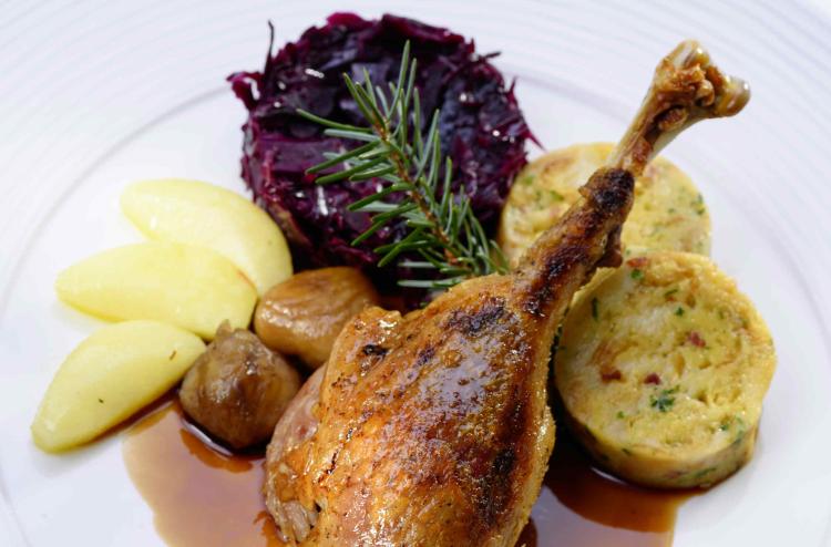 Gans mit Rotkohl und Beilagen